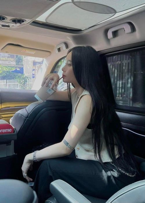 Miu Lê sống giản dị hơn dù giàu có. Cô cũng biết vui với nỗi cô đơn của mình.