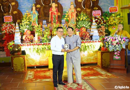 Chủ tịch Hội Nhà báo Việt Nam Lê Quốc Minh tặng kỷ niệm chương cho nhà báo Văn Hiền. Ảnh: Thành Cường