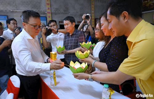 Chủ tịch Hội Nhà báo Việt Nam truyền đăng cho các đại biểu. Ảnh: Thành Cường