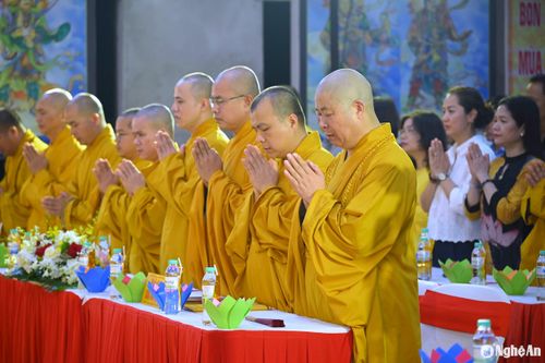 Hòa thượng Thích Thọ Lạc và các đại đức, tăng, ni Giáo hội Phật giáo Việt Nam tỉnh Nghệ An tham dự buổi lễ. Ảnh: Thành Cường