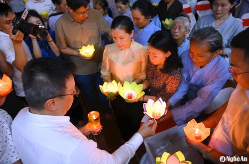 Chủ tịch Hội Nhà báo Việt Nam thực hiện nghi thức truyền đăng. Ảnh: Thành Cường