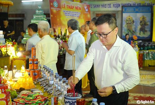 Chủ tịch Hội Nhà báo Việt Nam Lê Quốc Minh dâng hương anh hùng liệt sĩ nhà báo. Ảnh: Thành Cường
