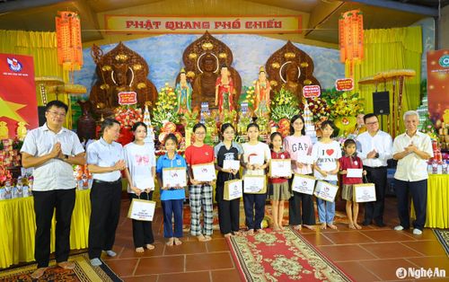 Hội Nhà báo Việt Nam tặng quà cho các em học sinh có hoàn cảnh khó khăn học giỏi. Ảnh: Thành Cường