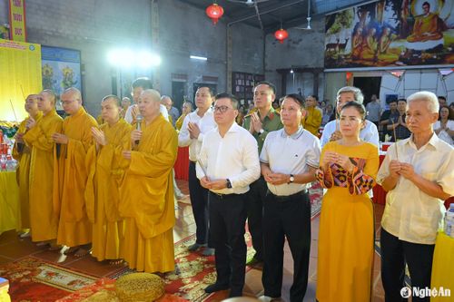 Các đại biểu dâng hương lên anh linh liệt sĩ nhà báo. Ảnh: Thành Cường