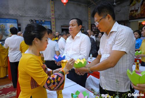 Chủ tịch UB MTTQ Việt Nam tỉnh Nghệ An Võ Thị Minh Sinh truyền đăng cho các đại biểu. Ảnh: Thành Cường