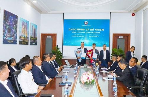 Ông Nguyễn Minh Nhật (bìa trái) được bổ nhiệm là Chủ tịch và ông Đỗ Vương Ái (giữa) được bổ nhiệm giữ vai trò Tổng Giám đốc Vạn Xuân Service.