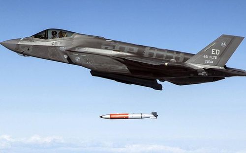Một máy bay chiến đấu F-35 Lightning II thả bom B61-12 trong cuộc thử nghiệm vào tháng 12/2021. Ảnh: stripes.com