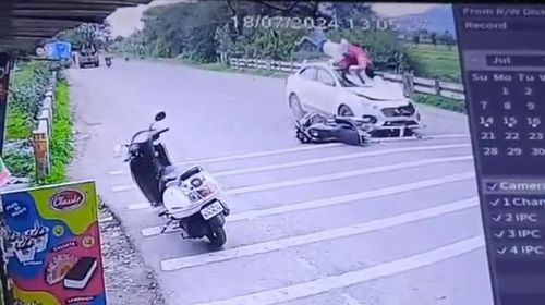 Hai người đi xe máy bị ô tô tông văng