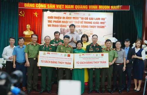 Ban tổ chức trao tặng Tủ sách Đặng Thùy Trâm cho Trường THCS Lương Văn Nắm, huyện Tân Yên, tỉnh Bắc Giang.