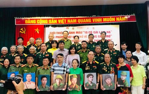 Bảo tàng phụ nữ Việt Nam tiếp nhận ảnh phục dựng chân dung 10 nữ liệt sĩ dân quân Lam Hạ.