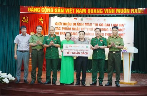 Bà Vũ Thị Lưu Liên, người yêu của liệt sĩ Trần Minh Tiến trao tặng 500 cuốn sách "Trở về trong giấc mơ" cho Tủ sách Đặng Thùy Trâm.