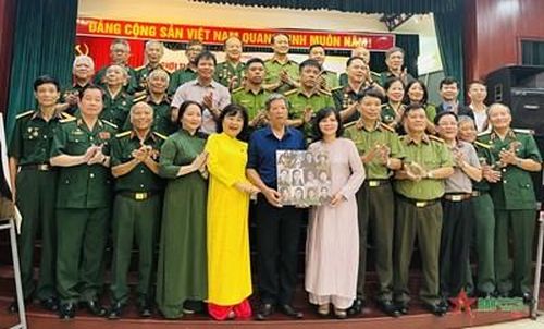 Di ảnh 10 nữ anh hùng liệt sĩ dân quân Lam Hạ được trao tặng Bảo tàng Phụ nữ Việt Nam. 