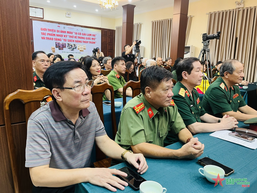 Các đại biểu tham dự buổi lễ. 