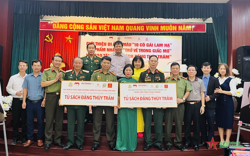 Ban tổ chức trao "Tủ sách Đặng Thùy Trâm" tặng Trường THCS Lương Văn Nắm (huyện Tân Yên, tỉnh Bắc Giang). 