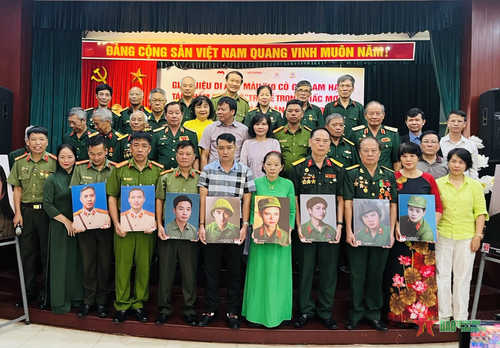 Ban tổ chức trao tặng di ảnh các liệt sĩ quân đội, công an đến đại diện gia đình, đơn vị của các liệt sĩ. 