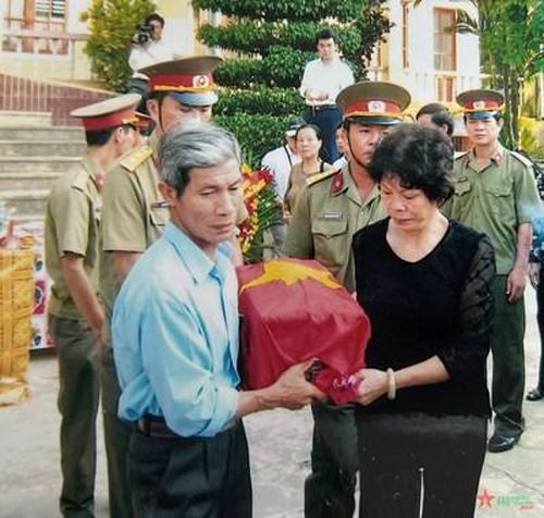 Bà Lưu Liên và gia đình, đồng đội đưa hài cốt liệt sĩ Trần Minh Tiến về an táng tại Nghĩa trang Liệt sĩ Đường 9, Đông Hà, Quảng Trị, năm 2008.