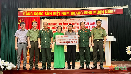 Bà Lưu Liên trao 500 cuốn “Trở về trong giấc mơ” tặng chương trình "Tủ sách Đặng Thùy Trâm" đến các thư viện, trường học trên toàn quốc. Ảnh: THỦY TIÊN 