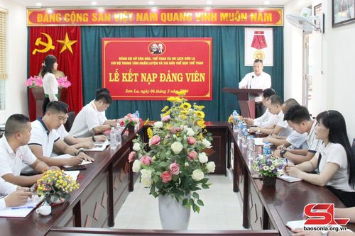 Lễ kết nạp đảng viên tại Chi bộ Trung tâm Huấn luyện và Thi đấu TDTT tỉnh.