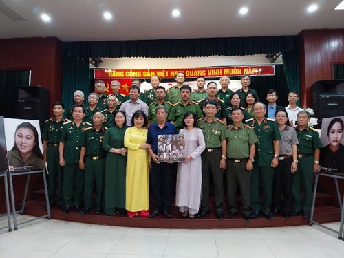 Các vị đại biểu chụp ảnh lưu niệm