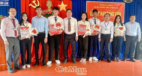 Trường THPT Khánh Lâm là một trong những đơn vị làm tốt công tác bồi dưỡng, phát triển, kết nạp học sinh vào Đảng.