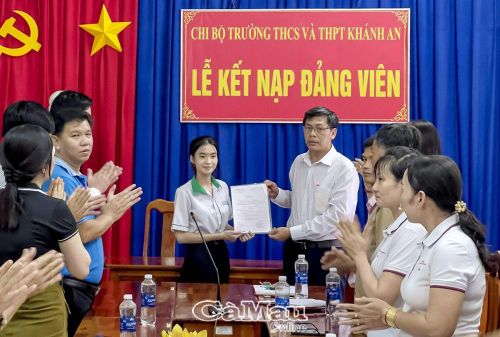 Thầy Lê Thanh Giang, Bí thư Chi bộ, Hiệu trưởng Trường THCS và THPT Khánh An, trao quyết định kết nạp Ðảng cho quần chúng ưu tú của trường vào ngày 22/6/2024.