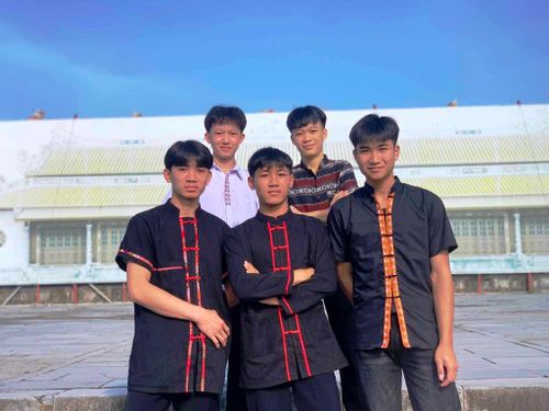 Lo Hải Âu (ngoài cùng hàng 1 bên trái) cùng bạn bè. Ảnh: nhân vật cung cấp.