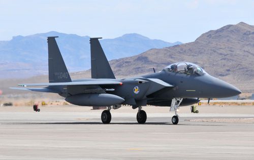 Trước đó vào năm 2012, tiêm kích này cũng chính là chiếc F-15E đầu tiên vượt qua mốc 10.000 giờ hoạt động, trong đó khoảng 1.200 giờ đạt được trên chiến trường Afghanistan chỉ trong vòng 3 tháng, cho thấy cường độ tác chiến vô cùng dày đặc.