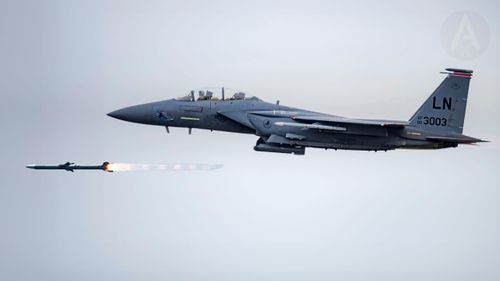 Phải đến phiên bản Su-35S hiện nay thời gian phục vụ mới được kéo dài lên mức 6.000 giờ nhờ sử dụng vật liệu composite thế hệ mới, nhưng rõ ràng khoảng cách với chiến đấu cơ do Mỹ sản xuất vẫn còn rất lớn.
