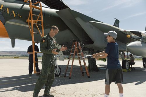 Theo Tạp chí Air &amp; Space Forces Magazine: “Kỷ lục nói trên đạt được chính là sự tri ân đối với đội ngũ kỹ thuật viên, những người đã giúp chiếc tiêm kích đạt được cột mốc gần gấp đôi thời gian phục vụ theo thiết kế là khoảng 8.000 giờ bay”.