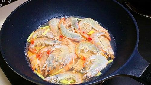 Luộc tôm nên dùng nước sôi hay nước lạnh? Dùng nước vừa sủi bọt là phù hợp. (Ảnh: Sohu)