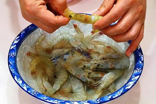 Không nên bỏ đầu tôm khi sơ chế. (Ảnh Sohu)