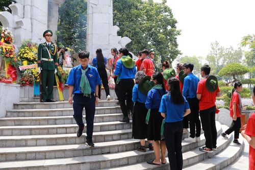  Sinh viên thắp hương tri ân liệt sĩ tại Nghĩa trang liệt sĩ Quốc gia Trường Sơn (Quảng Trị). Ảnh: NVCC 