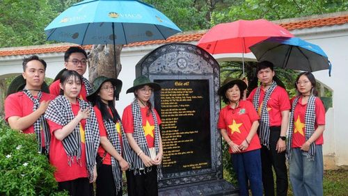  Sinh viên trong “Hành trình tri ân năm 2024: Non sông một dải - Bắc Nam một lòng” dâng hương cho anh hùng liệt sĩ, Anh hùng lực lượng vũ trang nhân dân, bác sĩ Đặng Thùy Trâm (ảnh trên) và tại khu Di tích lịch sử cấp Quốc gia Ngã Ba Đồng Lộc, Hà Tĩnh (ảnh dưới). Ảnh: NVCC 