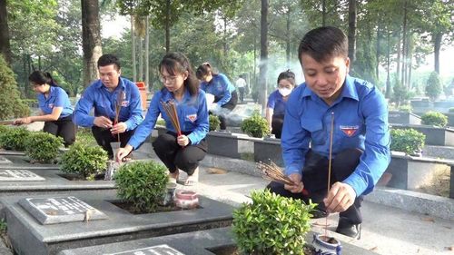  Đoàn viên, thanh niên TP Thủ Dầu Một (Bình Dương) tổ chức viếng Nghĩa trang liệt sĩ tại địa bàn thành phố. Ảnh: Cổng thông tin điện tử TP Thủ Dầu Một 