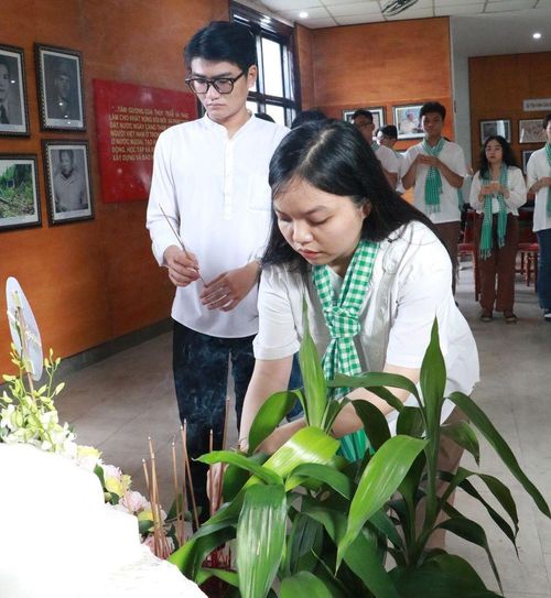  Nhật Ánh dâng hương cho anh hùng liệt sĩ, Anh hùng lực lượng vũ trang nhân dân, bác sĩ Đặng Thùy Trâm. Ảnh: NVCC 