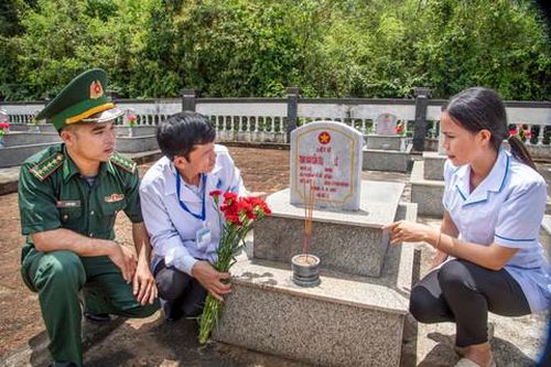 Y sĩ Lâm và y tá Lệ nằm chung trong một ngôi mộ. Ảnh: Văn Chương