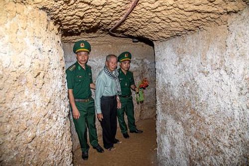 Cựu chiến binh Nguyễn Khắc Thơ và Đoàn Thanh niên Bộ đội Biên phòng thăm địa đạo Đám Toái