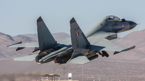 "Nhưng sau đó, gần như ngay lập tức, Su-30MKI bắt đầu mất độ cao nhanh chóng, nó rơi từ trên xuống nhanh đến mức bạn thậm chí không phải leo lên mà chỉ cần kéo cần lái về phía sau một chút, tăng ga, kích hoạt vũ khí và lao vào và bắn hạ".