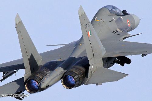 Viên sĩ quan USAF đã đưa ra một số nhận định, đặc biệt lưu ý việc IAF gặp phải các vấn đề với động cơ phản lực của Nga, các phi công tiêm kích Ấn Độ đối diện nguy cơ gặp va chạm trên không.