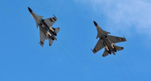 Ngoài ra phi công người Mỹ khẳng định rằng F-15 vượt trội so với Su-30MKI, trong khi chiếc tiêm kích này được coi là máy bay chiến đấu tiên tiến nhất trong dòng Su-30 vào thời điểm đó.