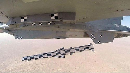 Do vậy khi đối mặt với tên lửa không đối không, Su-30MKI đã bị “bắn hạ” do buồng lái thiếu nhận thức về tình huống, làm tăng khối lượng công việc của phi hành đoàn. Hơn nữa, tên lửa không đối không mạnh nhất của IAF là R-77 không được sử dụng khi tập trận.