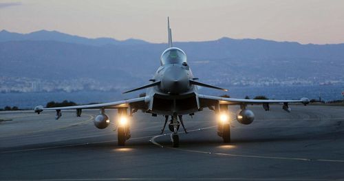 Do Eurofighter Typhoon EF-2000 mang nhiều vũ khí bên ngoài thân nên công nghệ tàng hình của nó không được tiên tiến như các mẫu máy bay chiến đấu thế hệ 5.