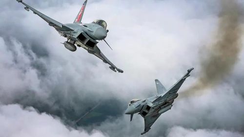 Eurofighter Typhoon EF-2000 còn được trang bị các loại tên lửa không đối đất tầm ngắn AGM-65, tên lửa hành trình KEPD 350 tầm bắn 500km, tên lửa hành trình Storm Shadow và bom dẫn đường laser Paveway.