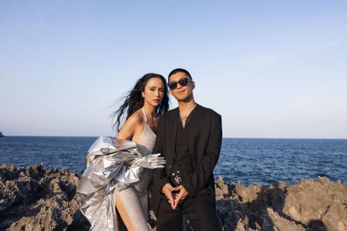  Cường Seven và Vũ Ngọc Anh tổ chức lễ cưới ngày 28/7/2023 tại Hà Nội theo phong cách disco với sự tham gia của hoảng 1.000 khách bao gồm Touliver, Rhymastic, Soobin, Hà Lê... Chia sẻ về chuyện tình cảm, Cường Seven bày tỏ: “Bên ngoài, cả hai đều là những con người có cá tính riêng và khá quậy nhưng khi về với nhau lại yên bình. Chúng tôi cho phép nhau được tận hưởng, được trẻ con một chút. Việc kết hôn cũng vậy, cả hai làm vì cảm thấy đã đến lúc và rất thoải mái với quyết định này, hoàn toàn không đến từ sự hối thúc của gia đình hay ‘bác sĩ bảo cưới’”. 