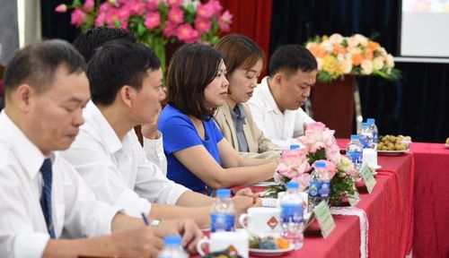 Đại diện Phòng GD&ĐT quận Ba Đình đón đoàn giáo dục Hàn Quốc.