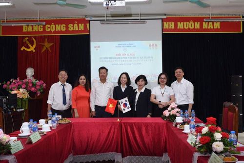 Đại diện Phòng GD-ĐT quận Ba Đình và đại diện đoàn công tác Phòng Hỗ trợ Giáo dục NaJu chụp ảnh lưu niệm.