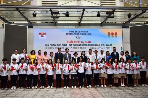 Phòng GD&ĐT quận Ba Đình cùng thầy trò Trường THCS Thăng Long chào đón đoàn công tác Phòng Hỗ trợ Giáo dục NaJu.