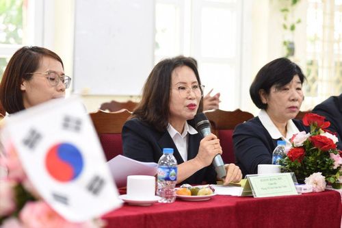 Đại diện đoàn công tác Phòng Hỗ trợ Giáo dục NaJu (Hàn Quốc) chia sẻ tại buổi giao lưu.