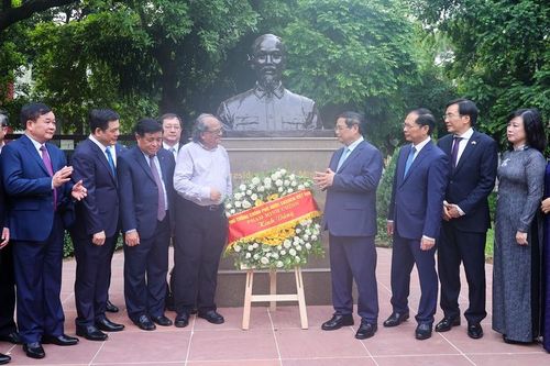 Tượng đồng Chủ tịch Hồ Chí Minh được đặt tại Công viên G20, nằm giữa khu Ngoại giao đoàn, trung tâm của thủ đô New Delhi - Ảnh: VGP/Nhật Bắc