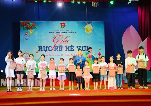 Đại diện Trung tâm Thanh, thiếu nhi tỉnh trao thưởng cho các em thiếu nhi, CLB có thành tích xuất sắc trong học tập, sinh hoạt hè.